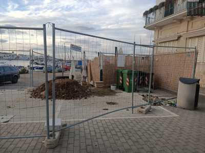 ...e notare la recinzione di un primo cantiere incompiuto